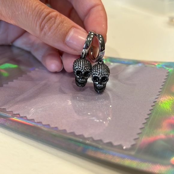 Black crystal silver pavé skull earrings with silver rhodium huggie. Handmade - Picture 3 of 6